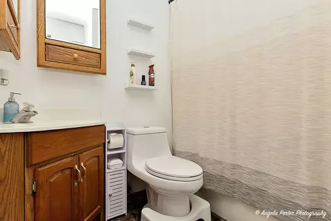 Bath - 210 Highbridge Trl, Mchenry, IL 60050 photo 2 of 3