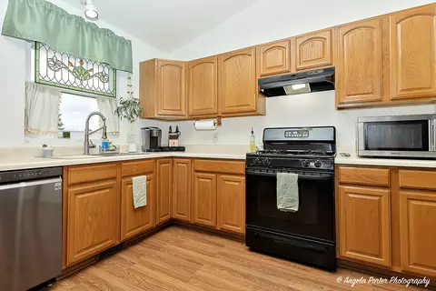 Kitchen - 210 Highbridge Trl, Mchenry, IL 60050 photo 3 of 5