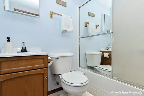 Bath - 210 Highbridge Trl, Mchenry, IL 60050 photo 3 of 3