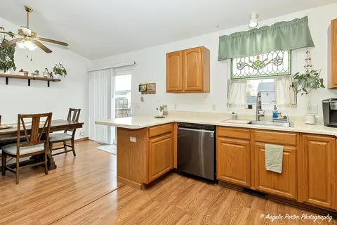Kitchen - 210 Highbridge Trl, Mchenry, IL 60050 photo 4 of 5