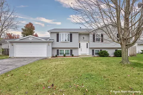 210 Highbridge Trl, Mchenry, IL 60050