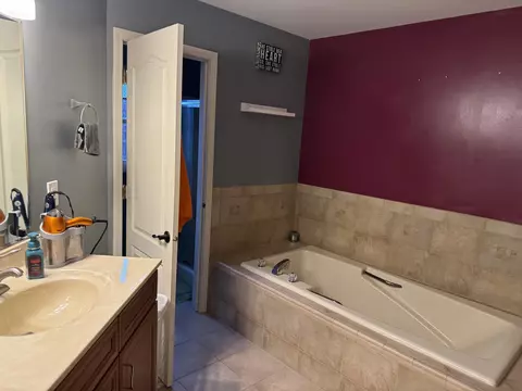 Bath - 535 Shagbark Dr, Elgin, IL 60123 photo 1 of 5