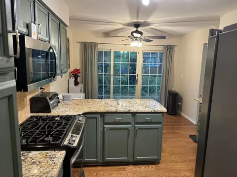 Kitchen - 535 Shagbark Dr, Elgin, IL 60123 photo 3 of 4