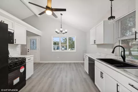 Kitchen - 14528 Ridgeway Ave, Midlothian, IL 60445 photo 3 of 3