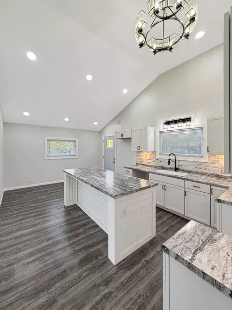 802 S 16th Ave, Freeport, IL 61032 photo 6