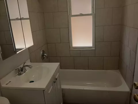 Bath - 5437 W Haddon Ave, Chicago, IL 60651 photo 3 of 3