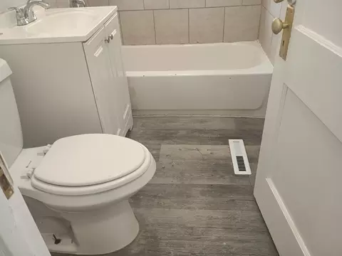 Bath - 5437 W Haddon Ave, Chicago, IL 60651 photo 2 of 3