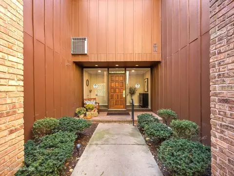 1 S095 Spring Rd #1A, Oakbrook Terrace, IL 60181