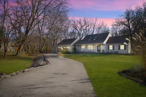 1705 Lake Shore Dr, Mahomet, IL 61853