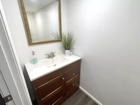 Bath - 902 Bern St, Spring Valley, IL 61362 photo 2 of 4