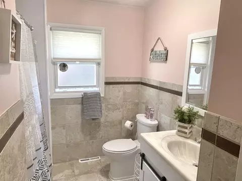 Bath - 902 Bern St, Spring Valley, IL 61362 photo 1 of 4