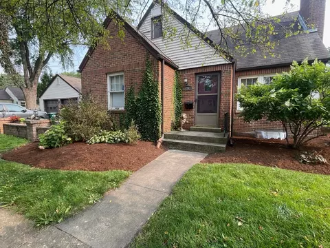 406 Elizabeth St, Batavia, IL 60510