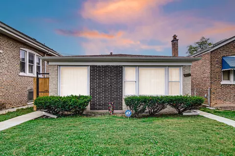 9555 S Dobson Ave, Chicago, IL 60628 photo 2
