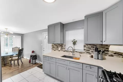 9555 S Dobson Ave, Chicago, IL 60628 photo 4