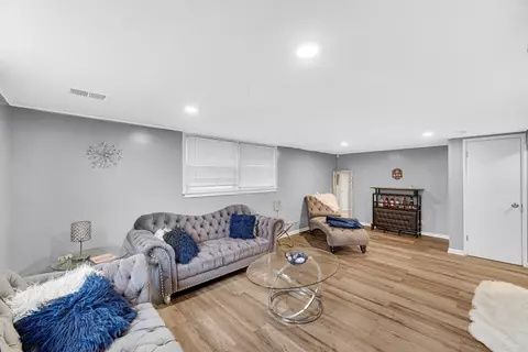 9555 S Dobson Ave, Chicago, IL 60628 photo 16