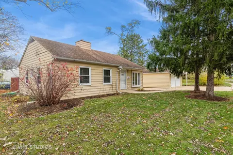 292 Saint Marys Pkwy, Buffalo Grove, IL 60089