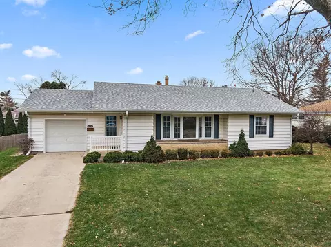 121 Howard Ave, East Dundee, IL 60118