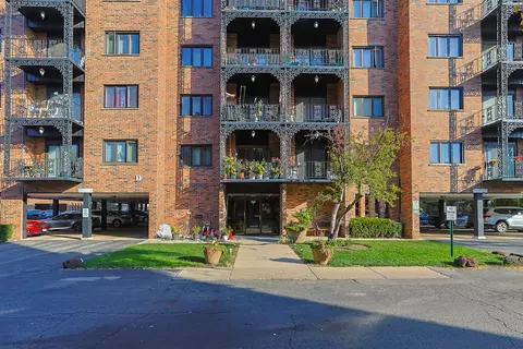 9332 Landings Ln #207, Des Plaines, IL 60016