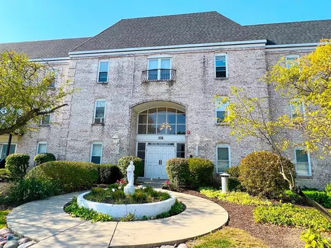 5001 Carriageway Dr #A211, Rolling Meadows, IL 60008