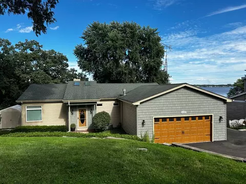 5202 N Leeside St, Mchenry, IL 60050