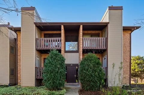 328 Sheridan Dr #42, Willowbrook, IL 60527