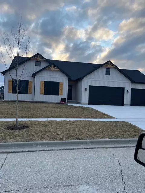 2220 Stratford Ln, Sycamore, IL 60178