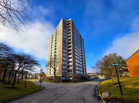 3925 Triumvera Dr #16C, Glenview, IL 60025