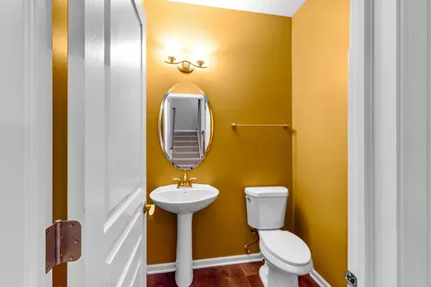 Bath - 1237 Willow Ave, Des Plaines, IL 60016 photo 1 of 3