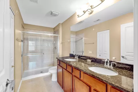 Bath - 1237 Willow Ave, Des Plaines, IL 60016 photo 2 of 3