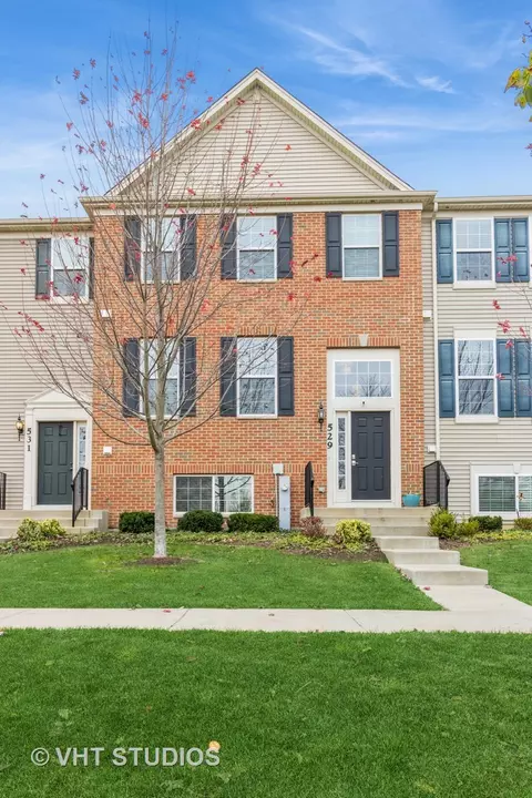 529 Town Center Blvd, Gilberts, IL 60136