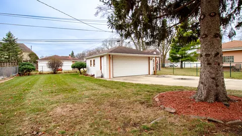 55 W Devon Ave, Roselle, IL 60172 photo 4
