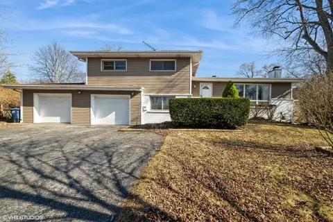 517 Deerpath Ct, Deerfield, IL 60015