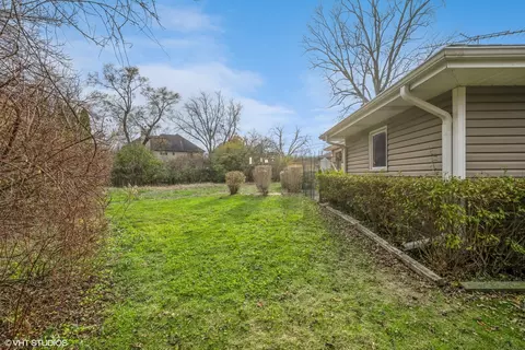 Exterior - 517 Deerpath Ct, Deerfield, IL 60015 photo 6 of 8