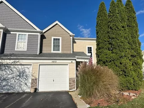 1652 College Green Dr, Elgin, IL 60123