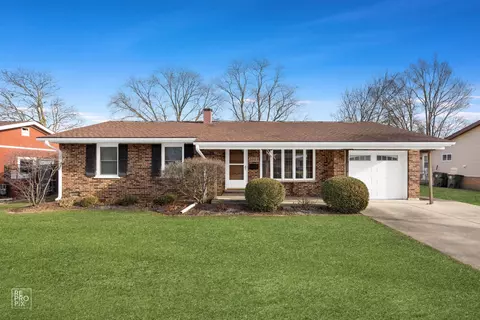 1083 Hickory Ln, Elk Grove Village, IL 60007