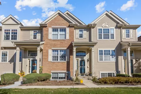 1304 Shamrock Ln, Pingree Grove, IL 60140