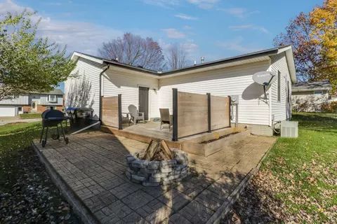 Exterior - 20 Yew Ct, Bloomington, IL 61701 photo 6 of 10