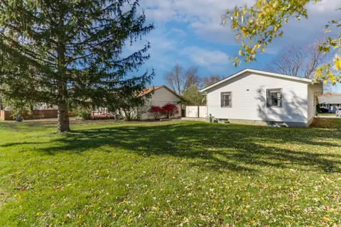 Exterior - 20 Yew Ct, Bloomington, IL 61701 photo 7 of 10