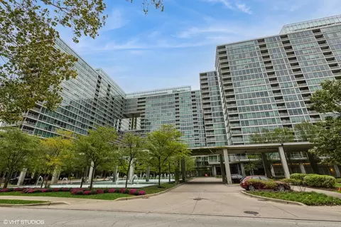 9725 Woods Dr #518, Skokie, IL 60077