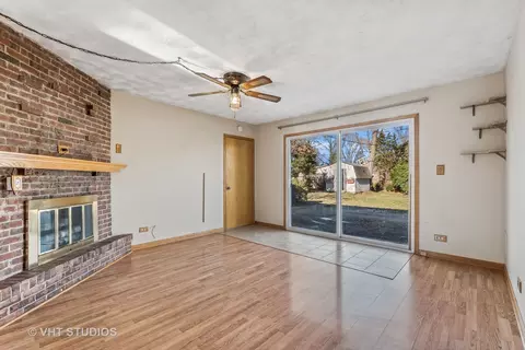 Living - 1004 Beverly Dr, Wheeling, IL 60090 photo 4 of 5