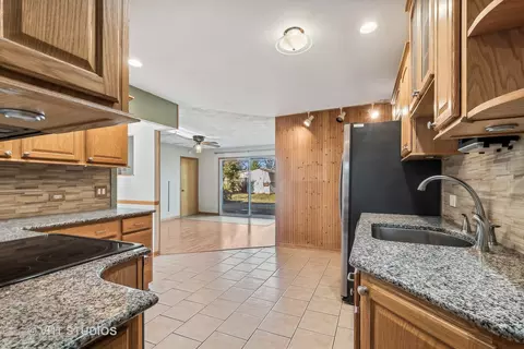 Kitchen - 1004 Beverly Dr, Wheeling, IL 60090 photo 2 of 2