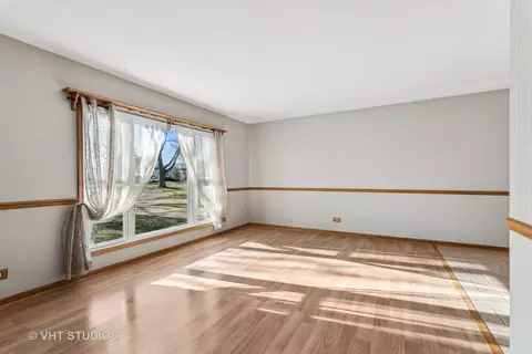 Living - 1004 Beverly Dr, Wheeling, IL 60090 photo 2 of 5