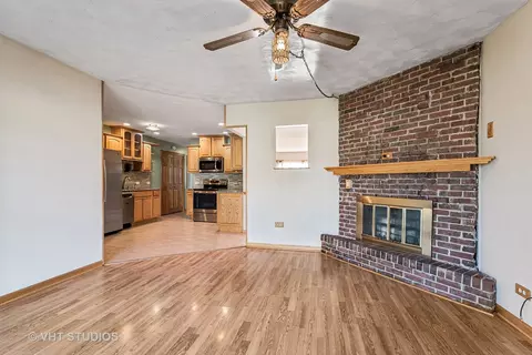 Living - 1004 Beverly Dr, Wheeling, IL 60090 photo 5 of 5