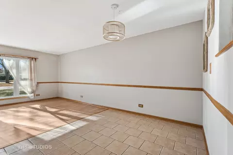 Living - 1004 Beverly Dr, Wheeling, IL 60090 photo 3 of 5