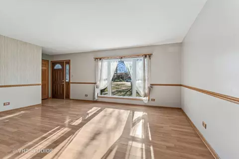 Living - 1004 Beverly Dr, Wheeling, IL 60090 photo 1 of 5