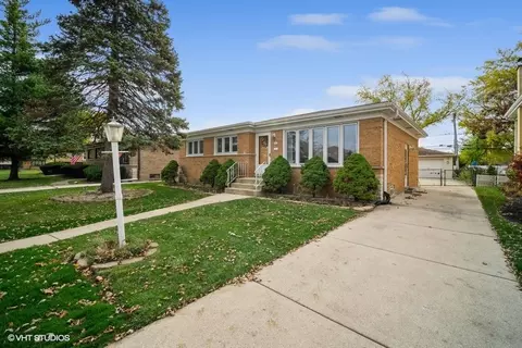1935 Laura Ln, Des Plaines, IL 60018