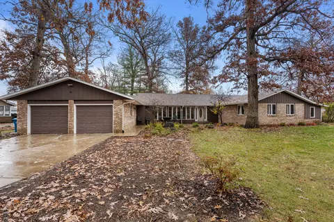 3 Oakview Dr, Monticello, IL 61856