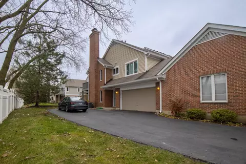 1532 N Kendal Ct, Arlington Heights, IL 60004