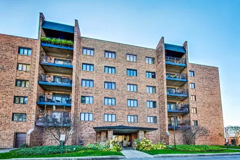 9377 Landings Ln #101, Des Plaines, IL 60016