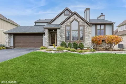 19 W126 Millbrook Ct, Downers Grove, IL 60516